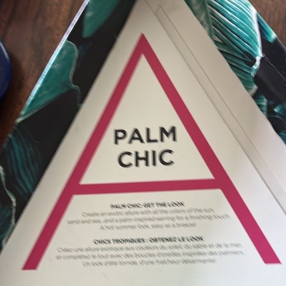 Avon Palm Chic gift box includes pierced earrings, gel nail color, eyeshadow - Picture 6 of 9